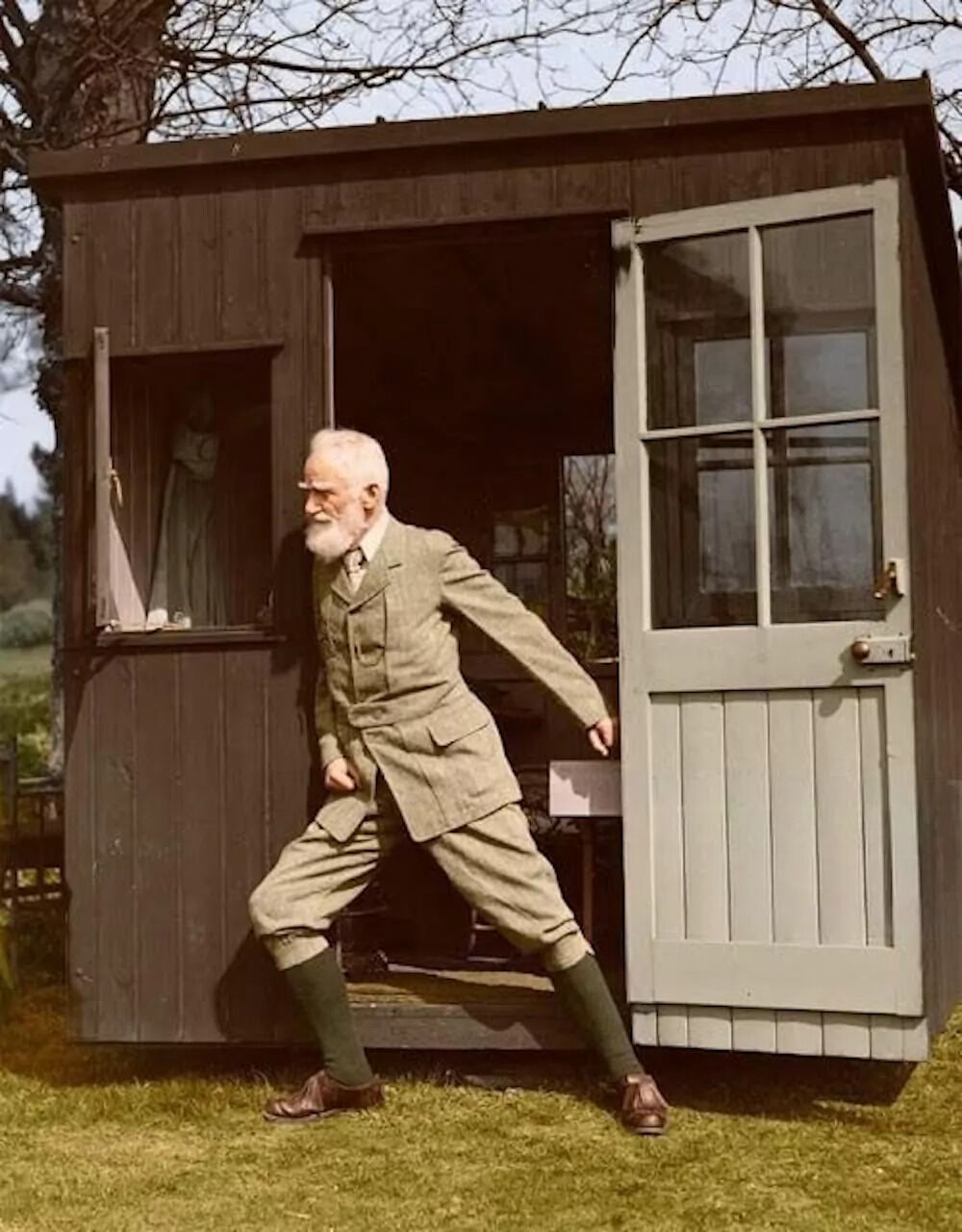 George Bernard Shaw posando delante de su cabaña